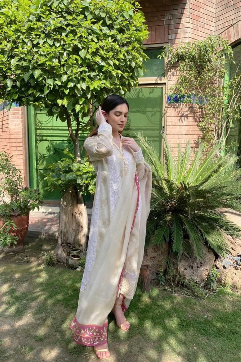 Areesha Kamran Spotted In Loom Pearl Pishwas