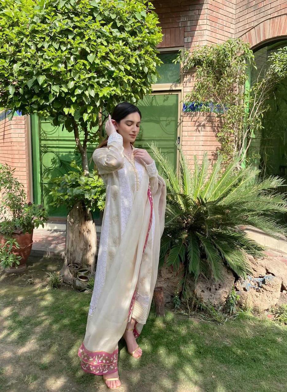 AREESHA KAMRAN SPOTTED IN LOOM PEARL PISHWAS