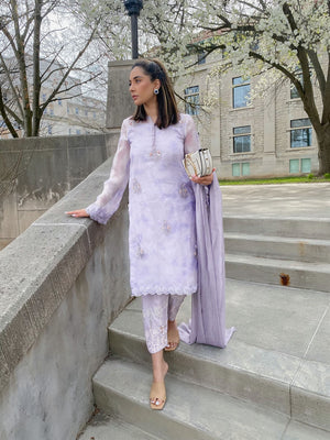 BUSHRA MEHRUNISA SPOTTED IN LILAC TIE AND DYE